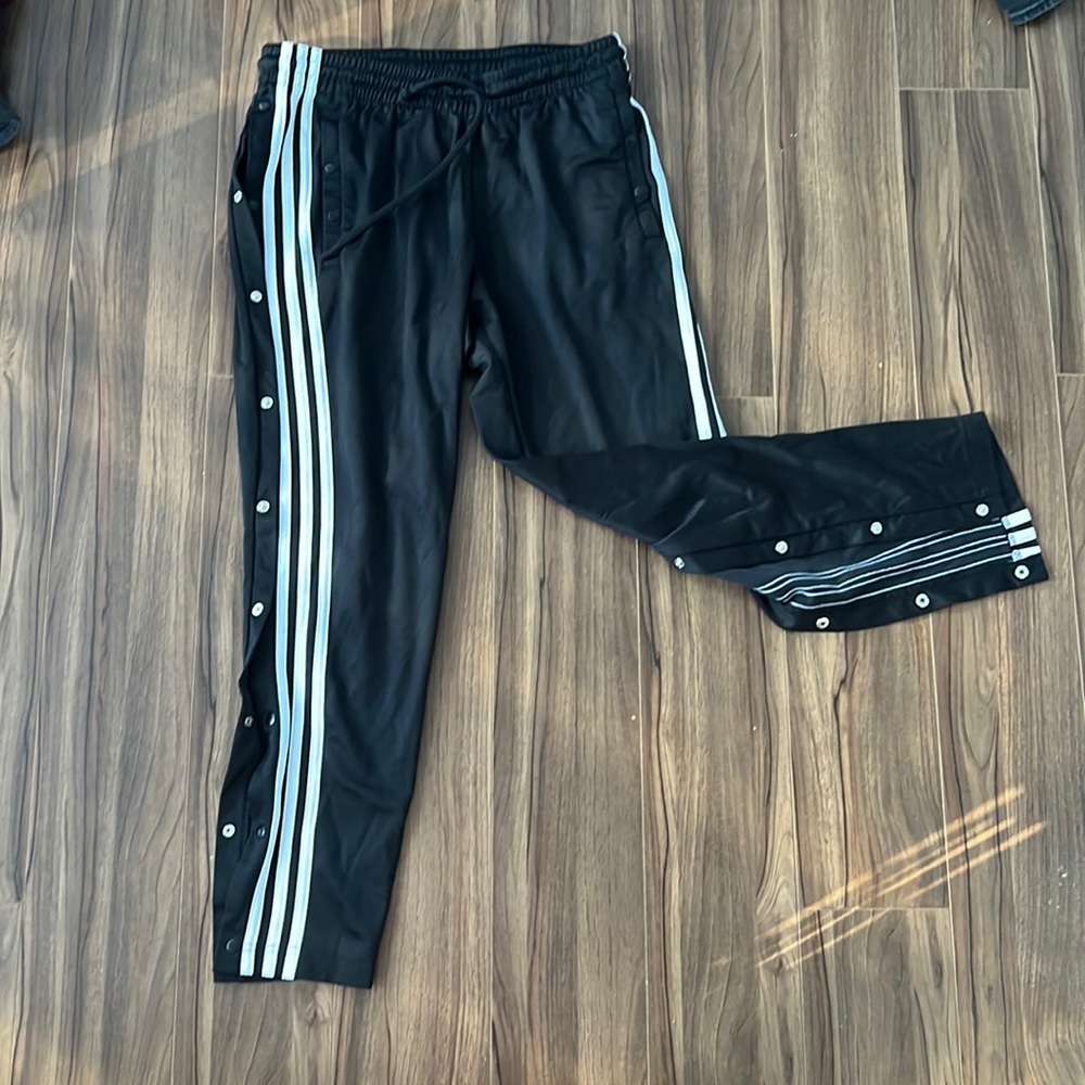 ADUDAS BUTTON ON PANTS